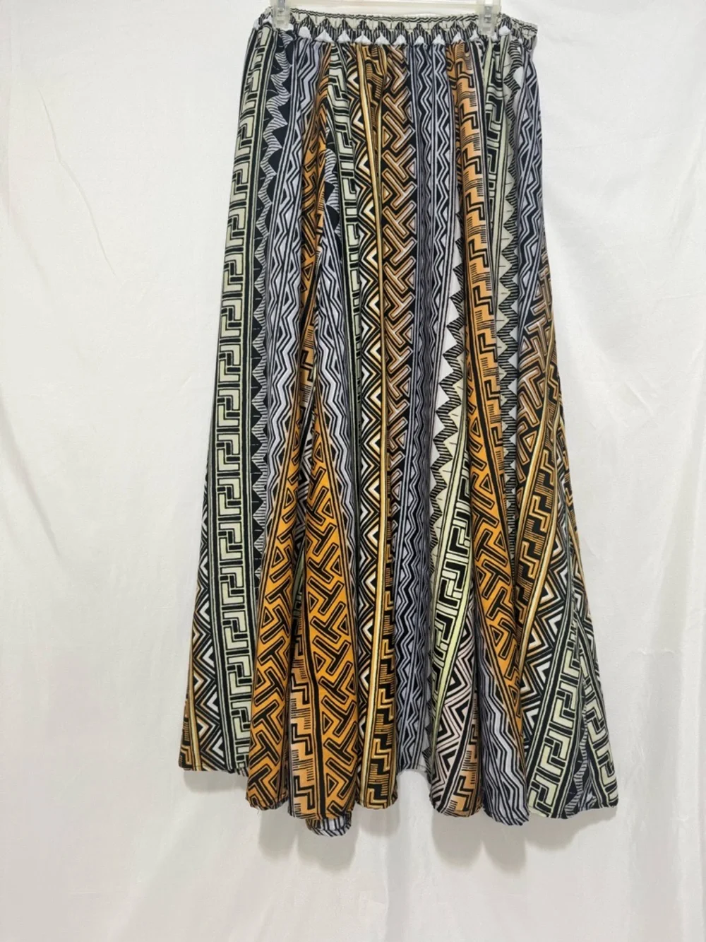 Beautiful Maxi skirt with bold geometric patterns Size L